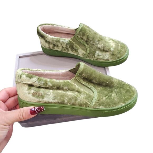 Akid Green Velvet Kids Slip-On Shoes Size: 2 - Picture 2 of 7
